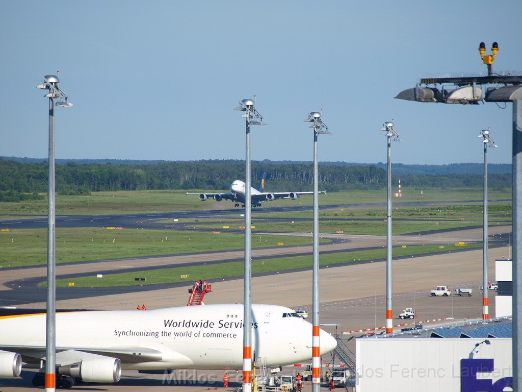 Lufthansa Airbus A 380 zu Besuch Flughafen Koeln Bonn P085.JPG